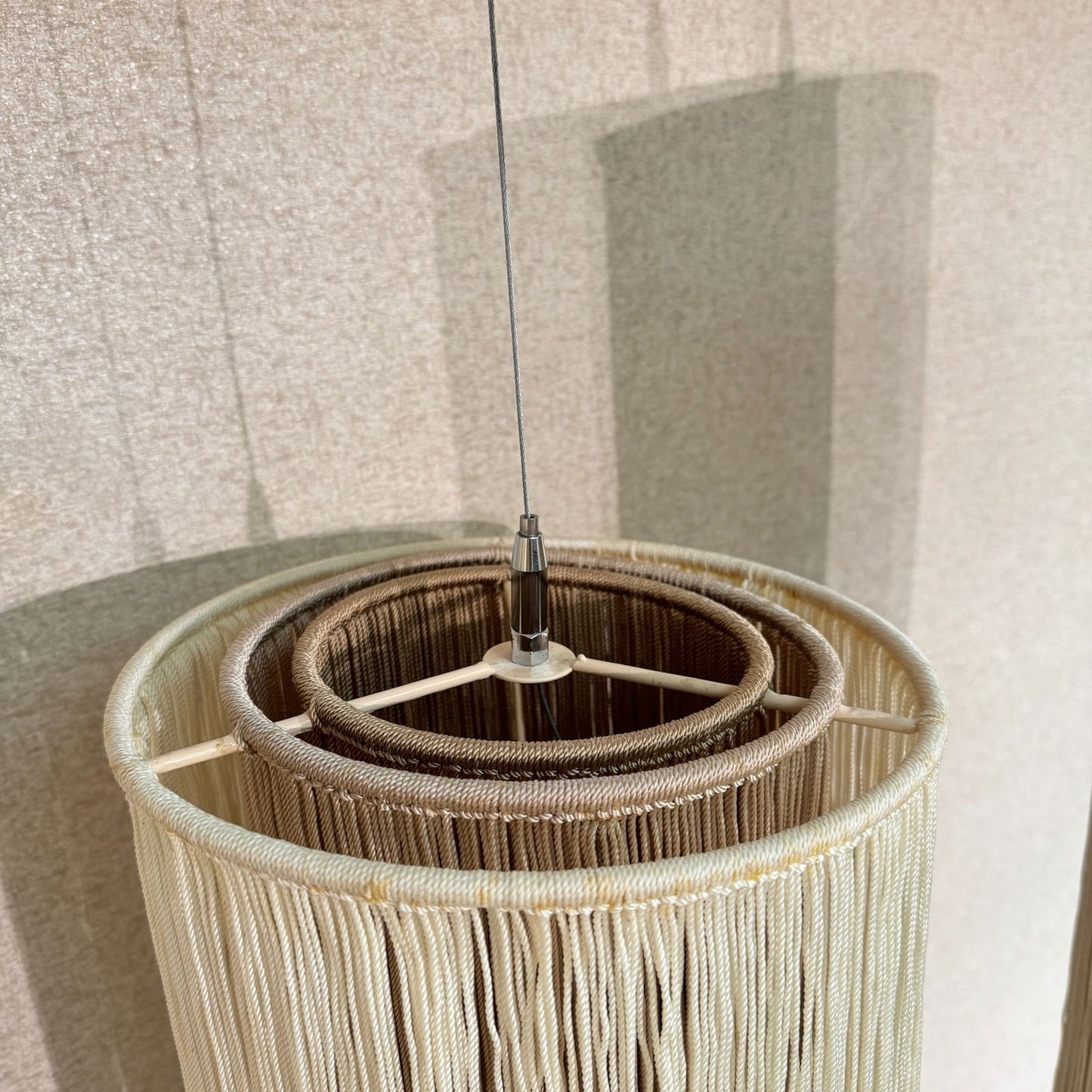 COLGANTE DECORATIVO BEIGE CON GRIS - VERANDA INTERIORES