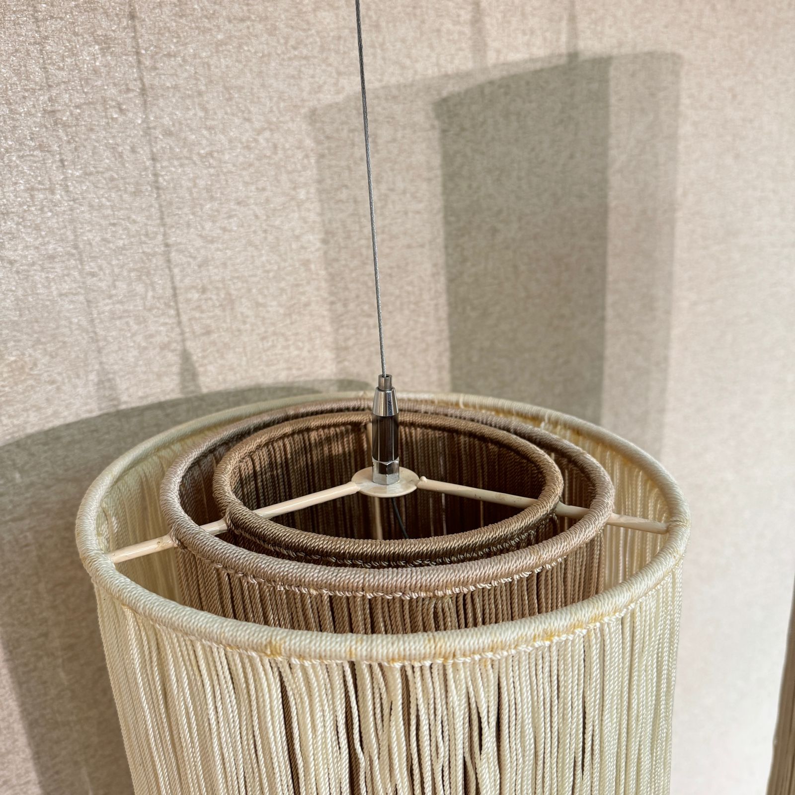 COLGANTE DECORATIVO BEIGE CON GRIS - VERANDA INTERIORES